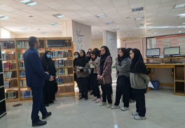 بازدید دانش‌آموزان از کتابخانه مرکزی و مرکز نشر