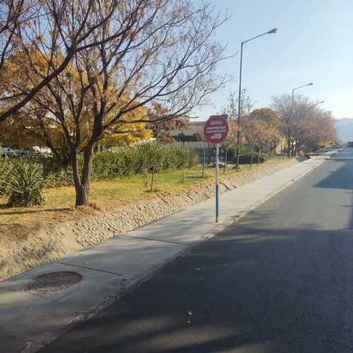 بهسازی و نصب تابلو راهنمایی و رانندگی در پردیس اصلی دانشگاه بیرجند برای ارتقای ایمنی و کاهش تصادفات